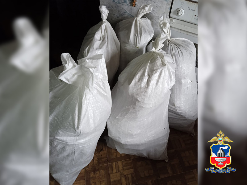 У судимого за наркопреступление жителя Алтайского края полицейские изъяли пять мешков марихуаны