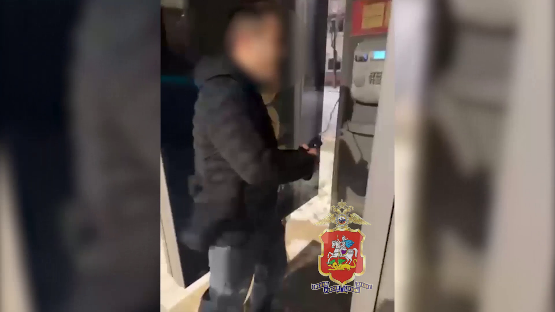 Полицией установлены юноши, повредившие таксофон, уличный рупор и машину в подмосковном Дмитрове