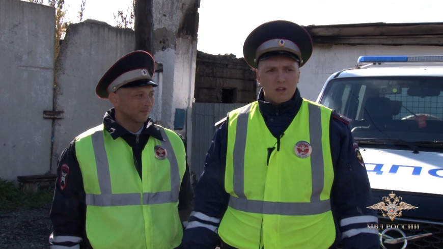 В Кемеровской области полицейские спасли из горящего дома семью
