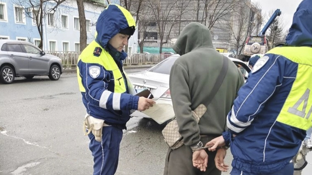 В Приморье под стражу заключён нарушитель ПДД, попытавшийся дать взятку инспектору ДПС