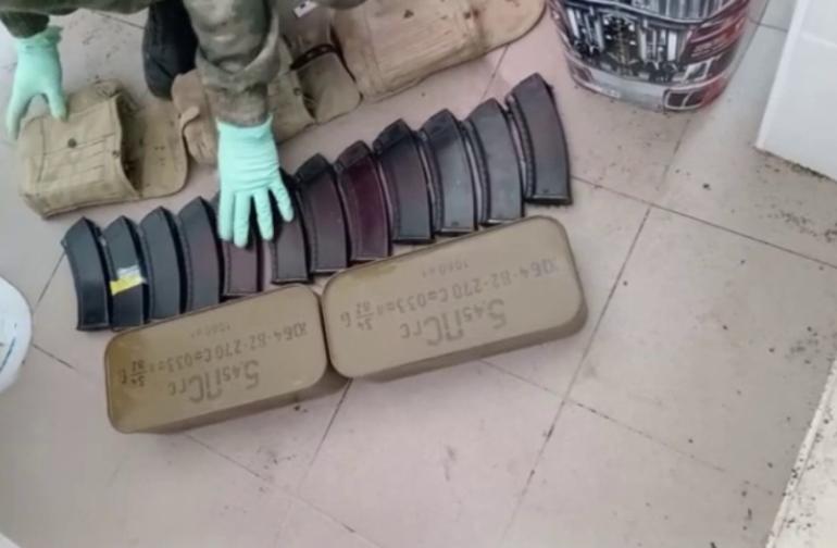 В Скадовске Херсонской области полицейские выявили тайник с шестью автоматами и шестью гранатами