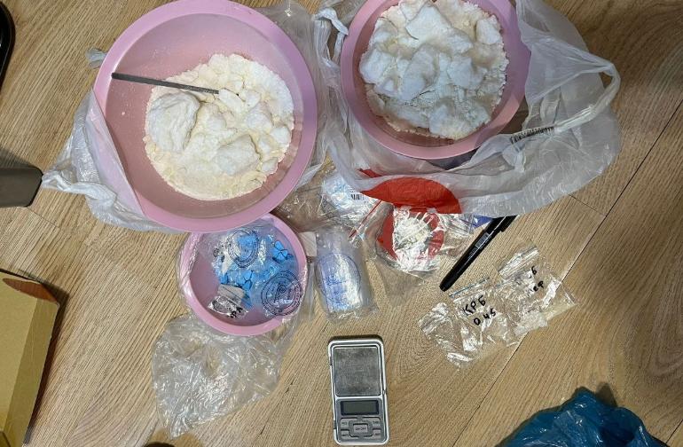 Красноярские полицейские задержали оптового закладчика теневого наркомаркета