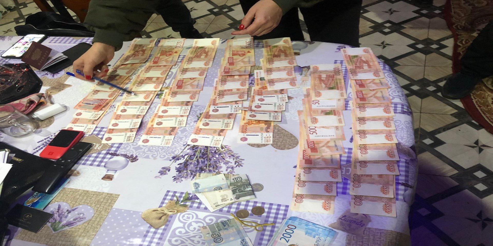 Красноярская полиция раскрыла кражу денег и вернула гостье региона большую часть похищенной суммы