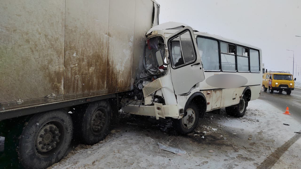 Обстоятельства наезда автобуса на стоявший на обочине грузовик выясняют полицейские в Татарстане