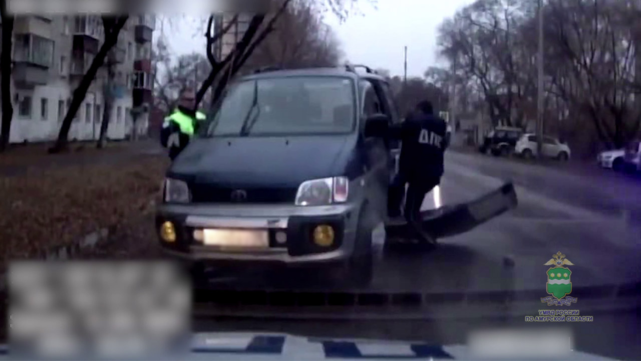 Житель Благовещенска привлечён к ответственности за попытку уйти на минивэне от полицейской погони