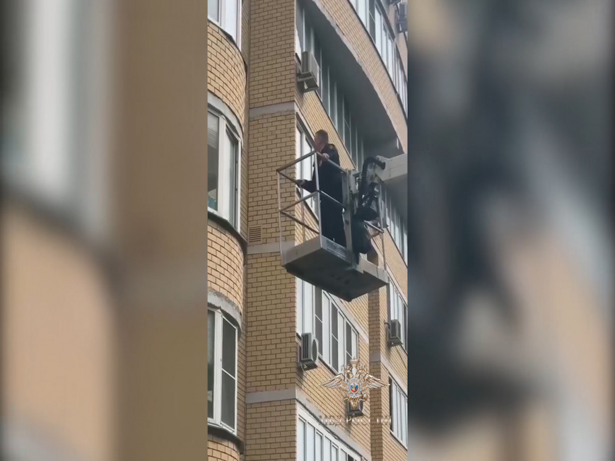 Полицейский на кране-манипуляторе поднялся на третий этаж дома, чтобы помочь пенсионеру
