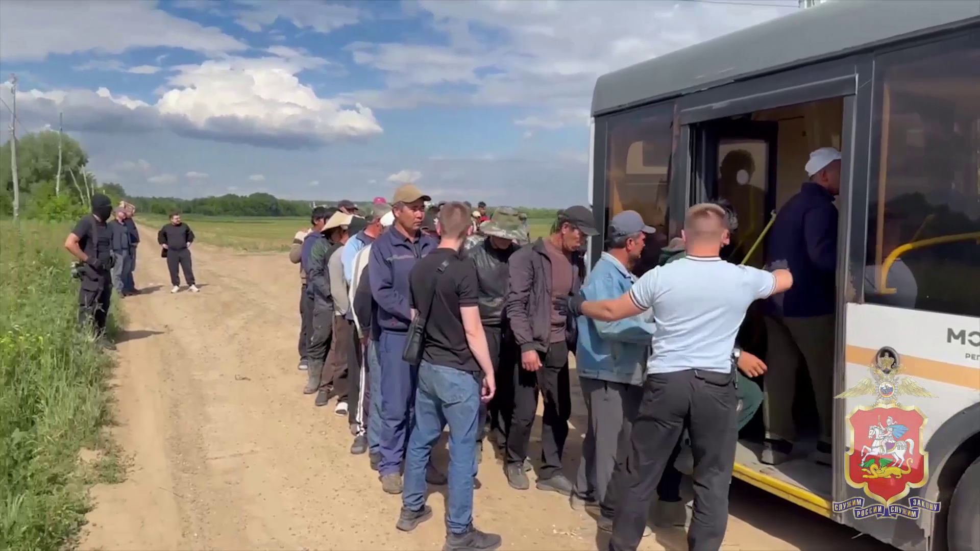 Полицейские в ходе проверок сельхозугодий выявили 77 нелегальных мигрантов в подмосковном Жуковском