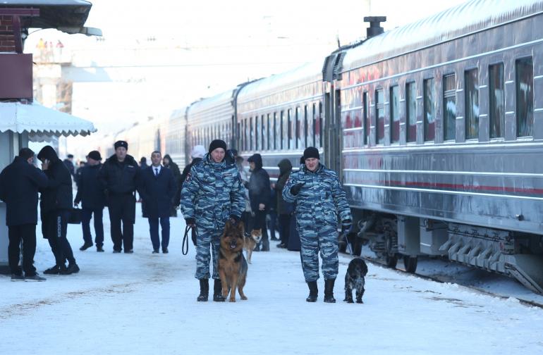 Патруль идёт и едет одновременно