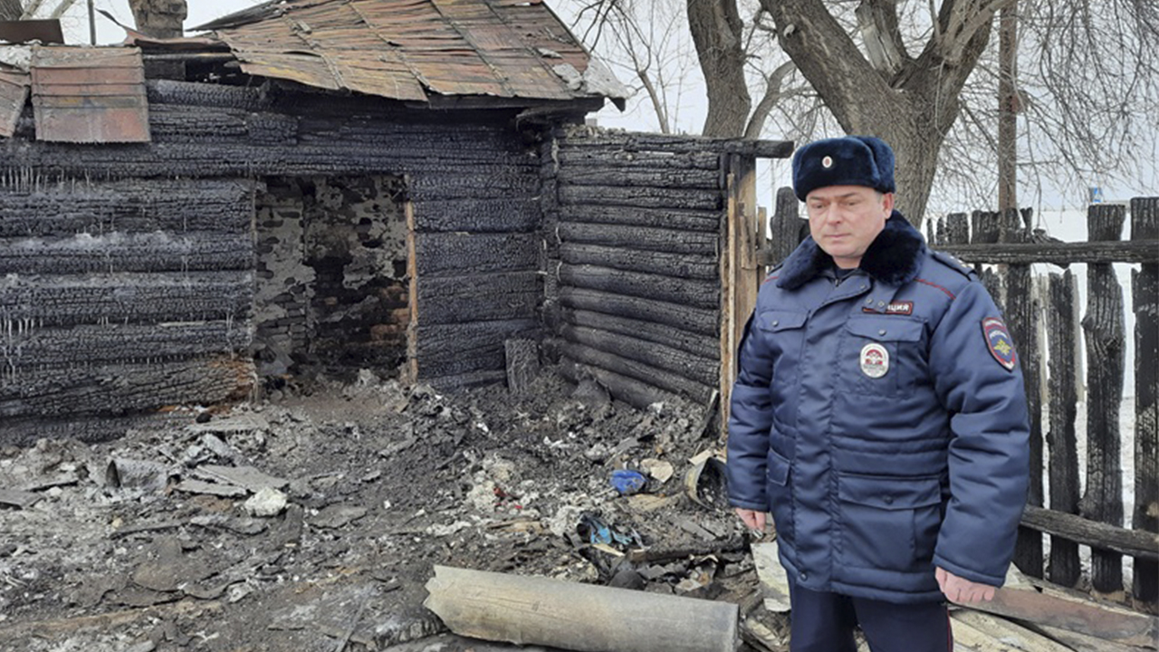В Алтайском крае участковый уполномоченный полиции спас человека из горящего дома