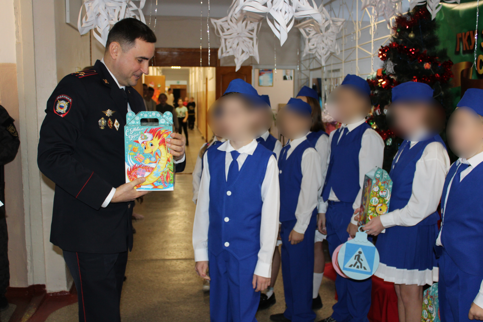 Полицейские Запорожской области поздравили юных инспекторов движения с наступающим Новым годом