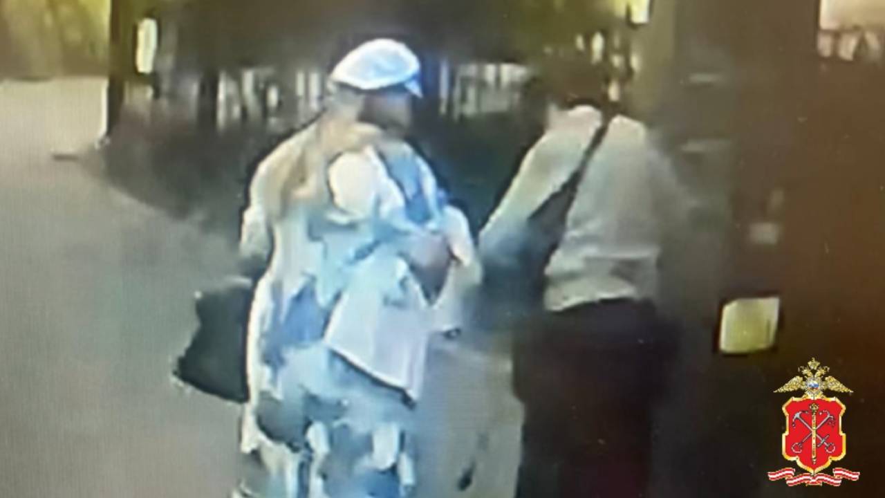 Полиция задержала петербурженку, которая, провернув фокус с рассыпанием монет, обворовала пенсионерку