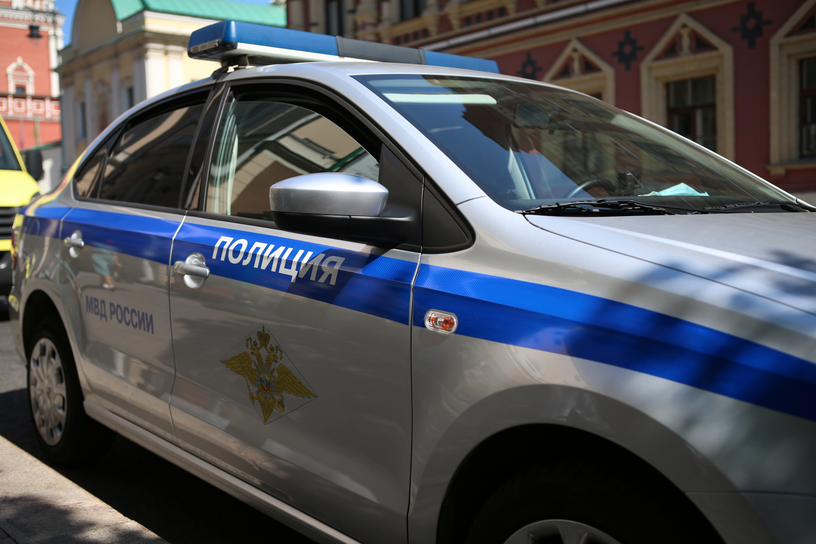 В Москве полиция устанавливает обстоятельства ДТП на Зубовском бульваре