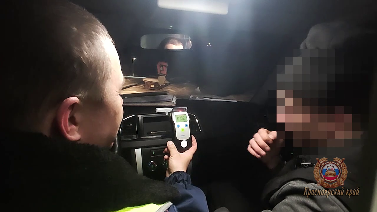 Полицейские Красноярского края применили табельное оружие при задержании нетрезвого лихача-рецидивиста