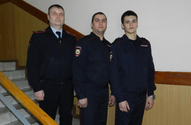 Кемеровские полицейские вместе с гражданами спасли пенсионера, у которого случился инсульт