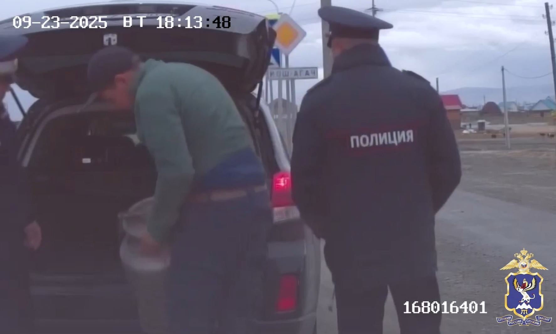 Задержанный на Алтае наркоделец пытался скрыться от полиции и избавиться от фляги с марихуаной