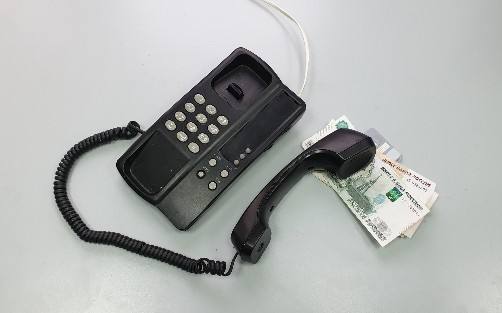 Курьер телефонных лжеправоохранителей, забравший у 3 москвичек свыше 1,3 млн рублей, задержан полицией