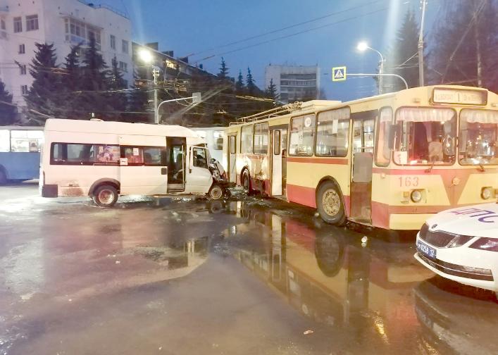 В Республике Марий Эл устанавливаются обстоятельства ДТП с участием троллейбуса и микроавтобуса