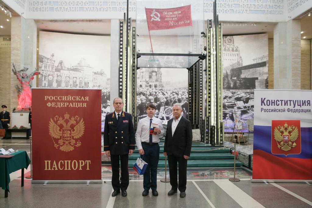 Заместитель начальника ГУВМ МВД России Виталий Яковлев вручил будущим защитникам Отечества их первые паспорта