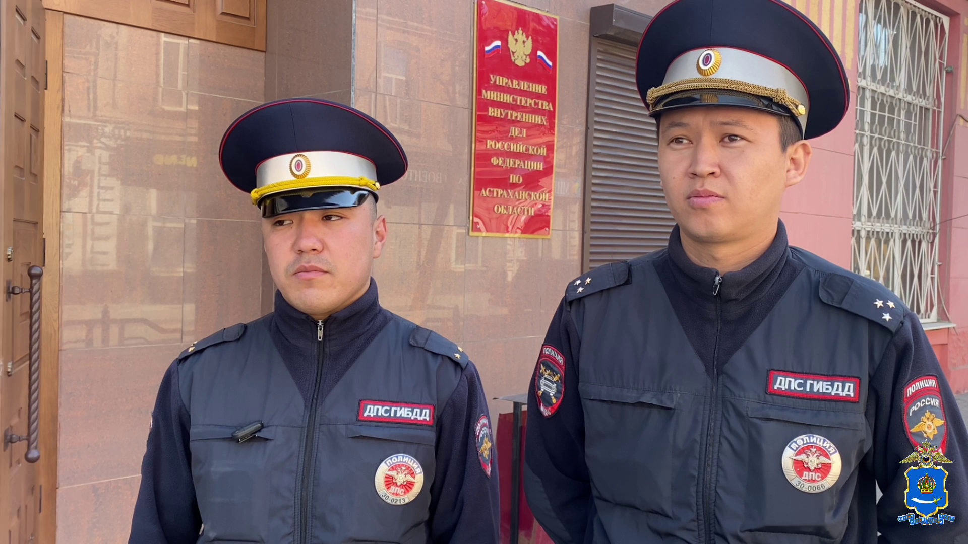 Заблокированного в квартире горевшего дома пенсионера спасли сотрудники полиции Астрахани