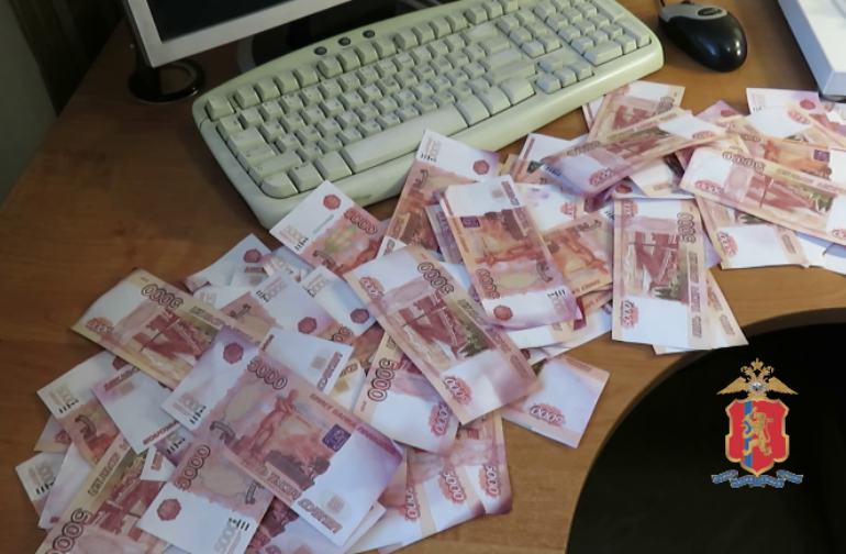 В Канске задержана похитительница, подменившая 570 тысяч рублей у пенсионера на билеты «Банка приколов»