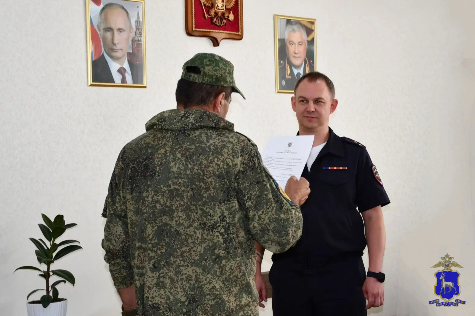 В Самарской области полицейские вручили российский паспорт добровольцу СВО, прибывшему из Узбекистана