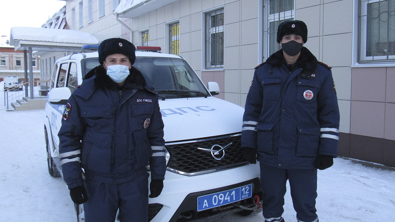 В Марий Эл сотрудники ГИБДД оказали помощь водителю и пассажирам микроавтобуса