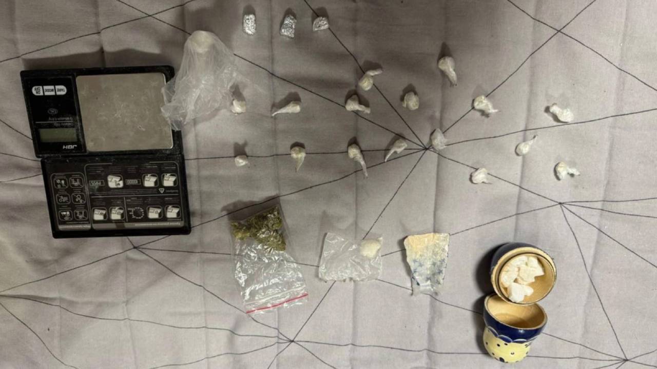 Столичной полицией задержаны наркопотребитель и драгдилер, спрятавший героин и метадон в матрёшке