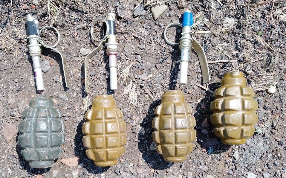 В селе Ровном Херсонской области полицейские за сутки обнаружили 2 схрона с боеприпасами
