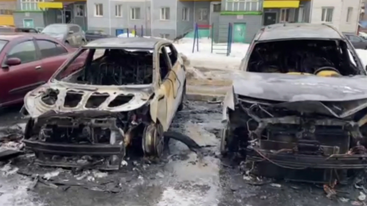 В Сургуте мужчина, желая отомстить новому другу своей возлюбленной, спалил четыре иномарки