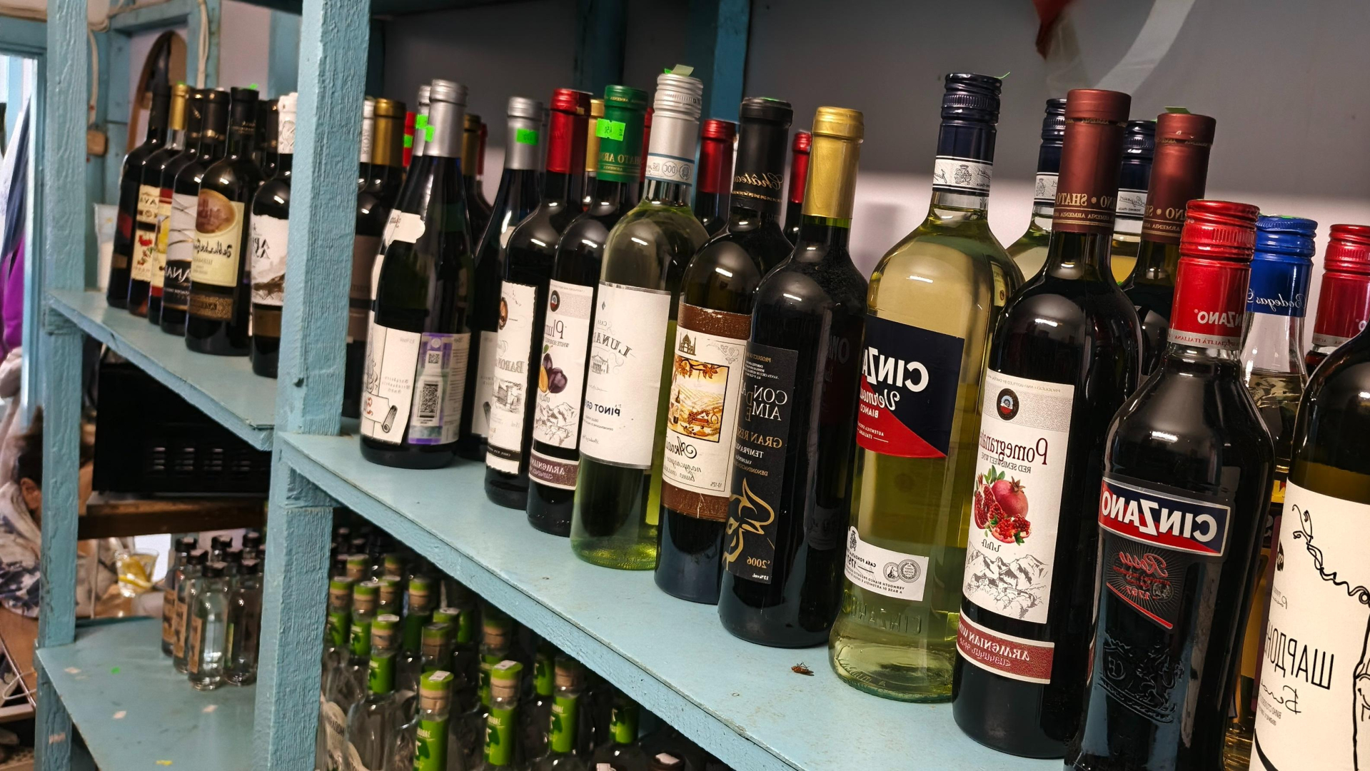 Полицейские Камчатки уличили местного коммерсанта в продаже вина, водки и коньяка без лицензии