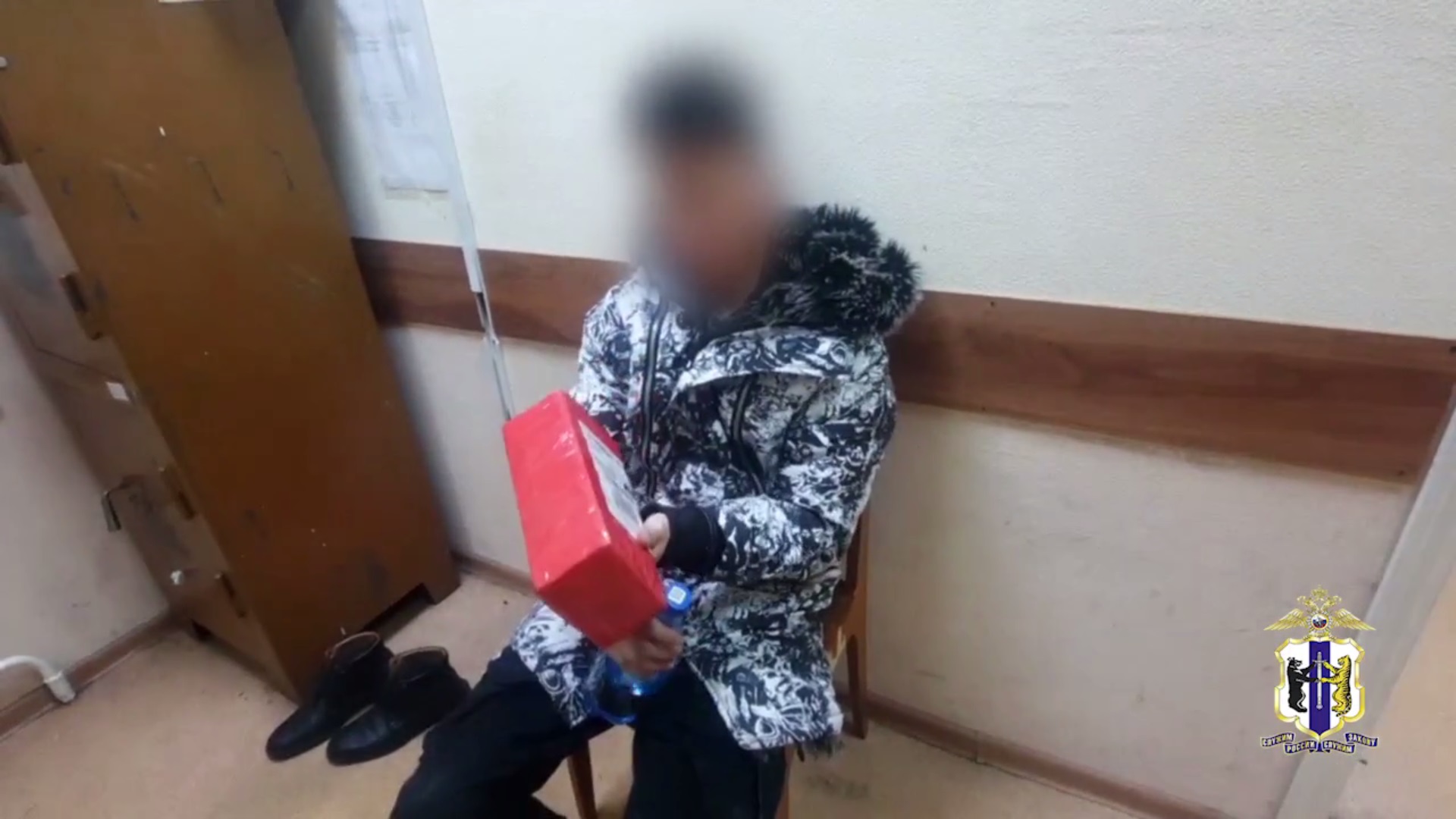 Полиция Хабаровска задержала наркокурьера, когда он забирал наркотик из постамата транспортной компании