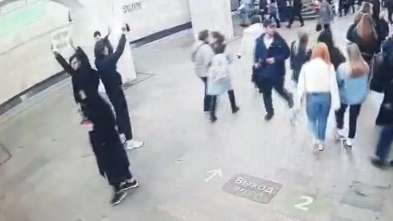 В столичном метро полицейские пресекли публичную акцию, направленную на дискредитацию ВС РФ