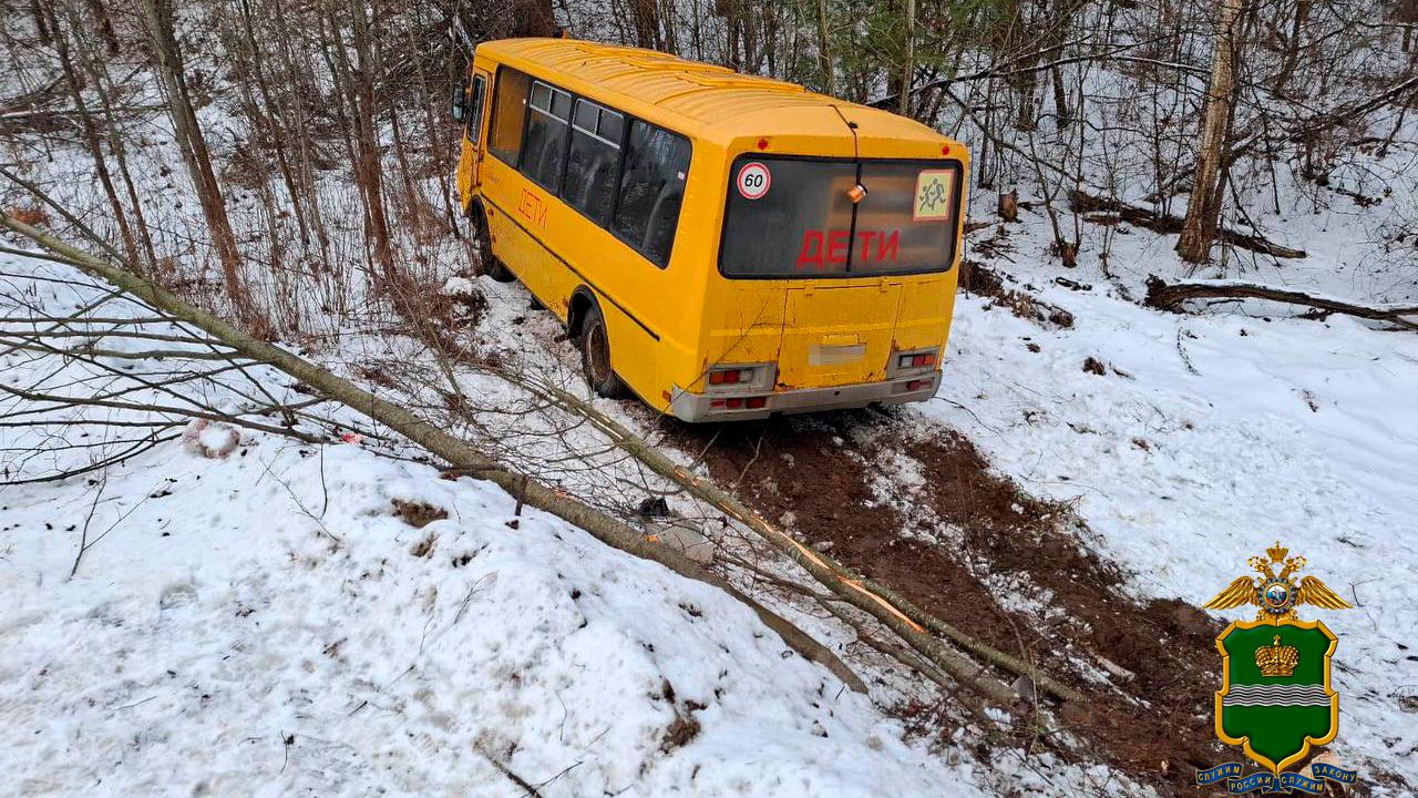 В Калужской области полиция выясняет обстоятельства столкновения легковушки со школьным автобусом