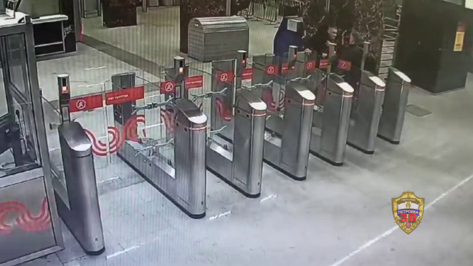 Москвич, пытавшийся пройти зайцем в метро и устроивший драку возле турникета, задержан полицией