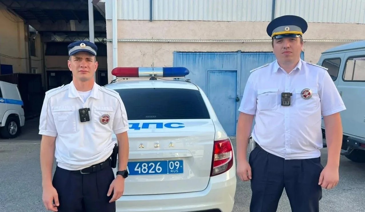 В Черкесске инспекторы ДПС экстренно доставили в больницу маму с ребёнком, нуждавшимся в помощи