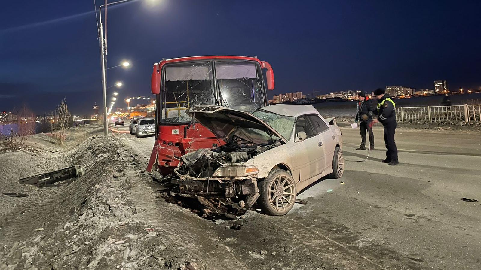 В обстоятельствах столкновения легковушки и автобуса в Якутске разбираются сотрудники полиции