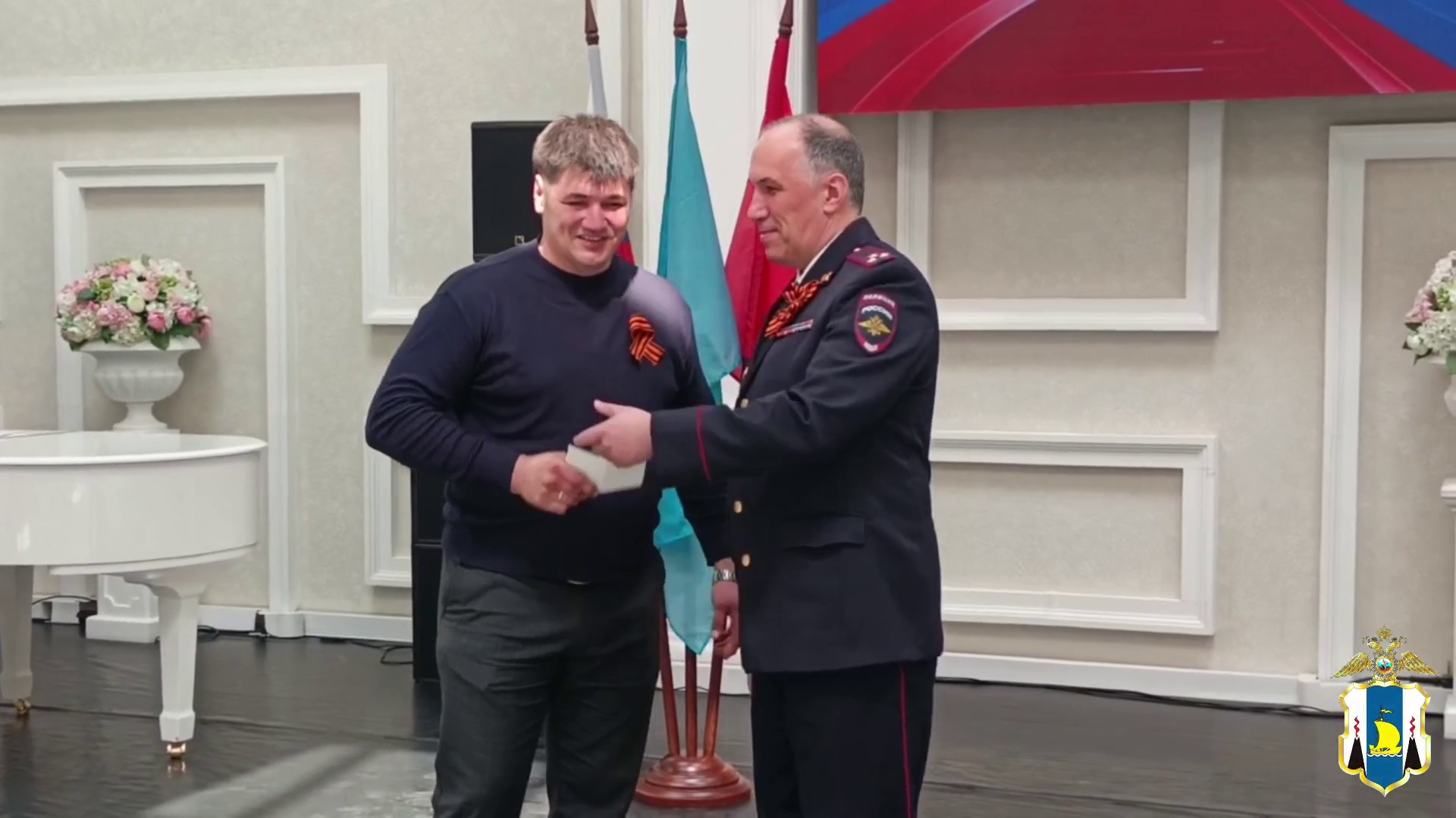 В Южно-Сахалинске наградили местного жителя за содействие правоохранителям в задержании нелегала