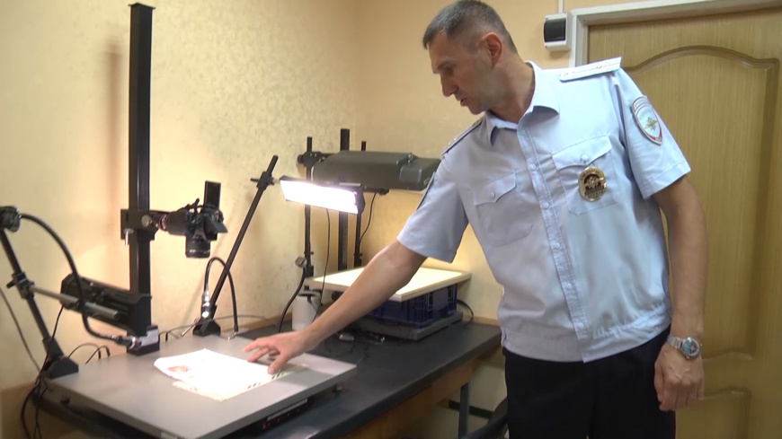 Министр наградил эксперта-криминалиста, благодаря которому раскрыта серия особо тяжких преступлений