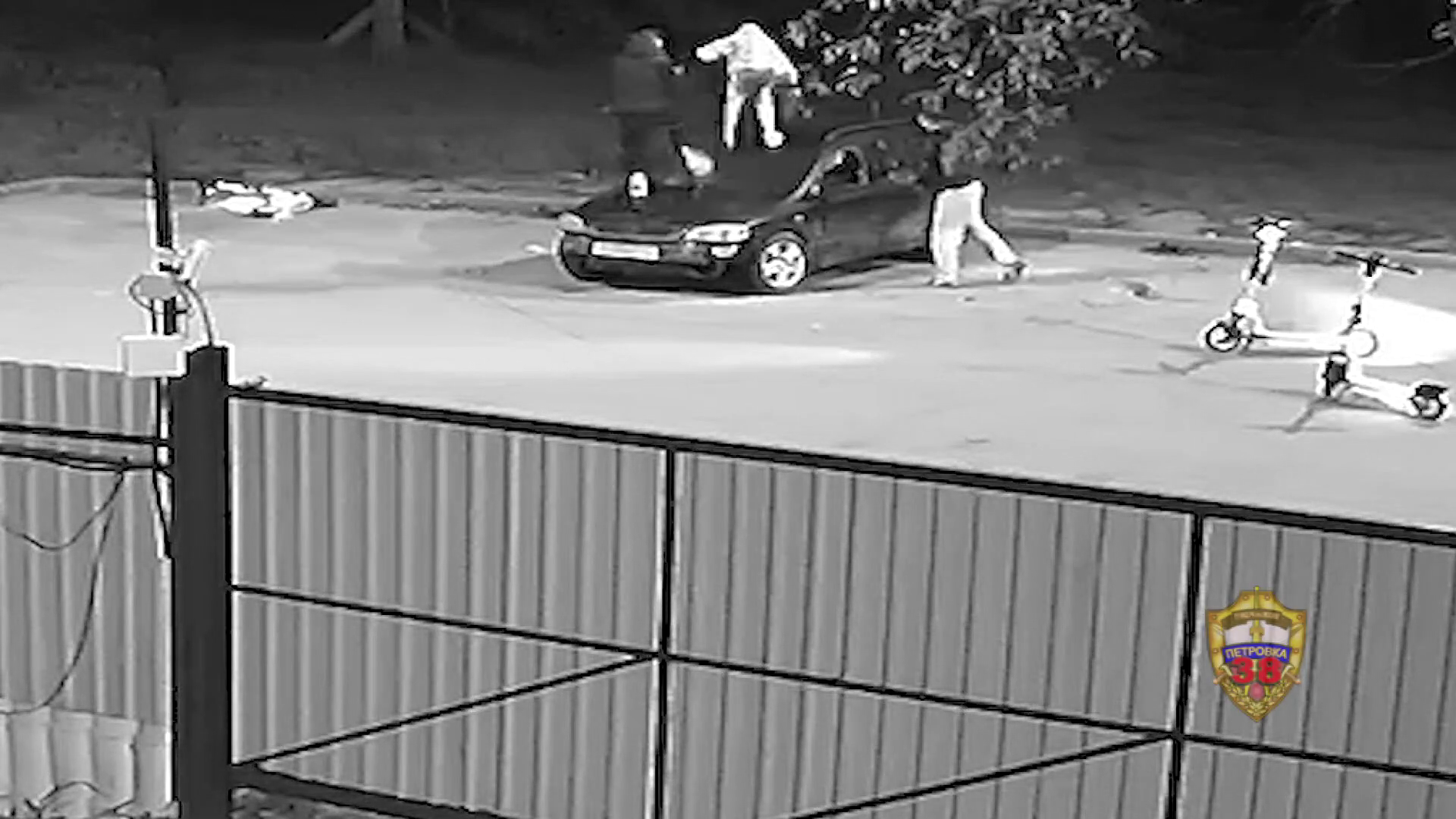 Трое москвичей ожидают суда за кражу имущества из иномарки и её поджог на северо-западе столицы