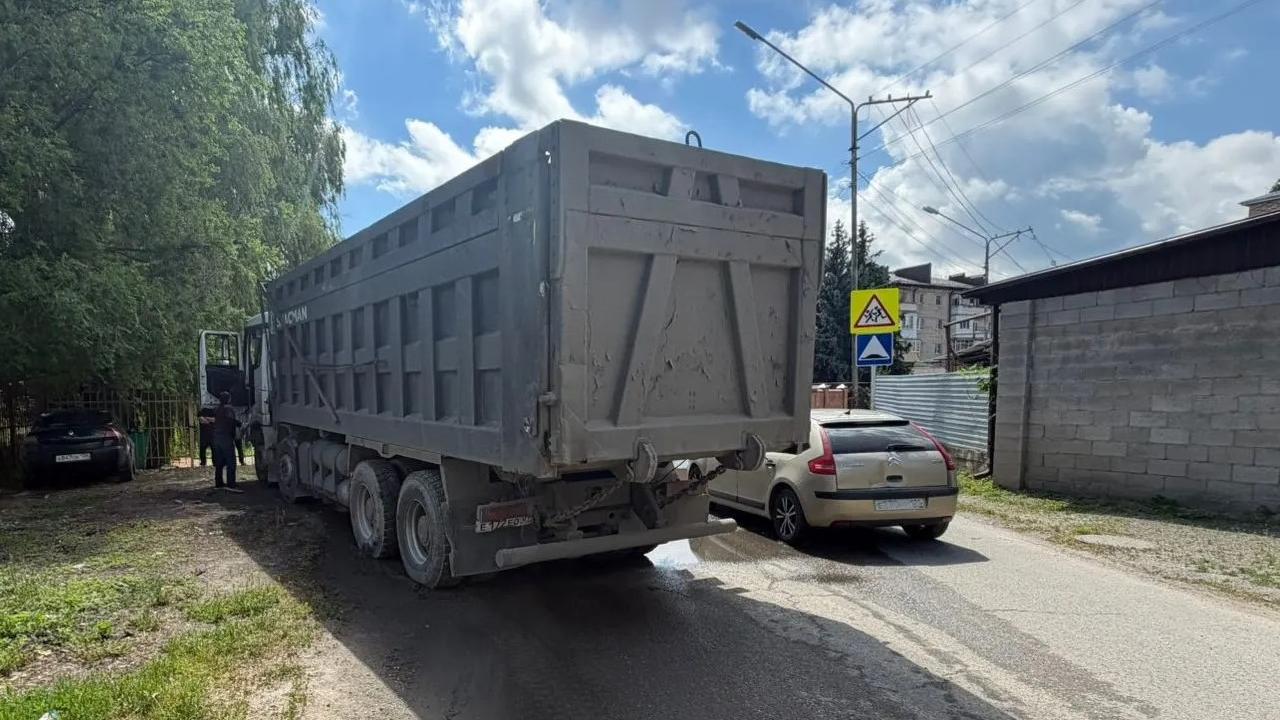 В Карачаево-Черкесии полицейские выясняют причины столкновения грузовика с семью машинами