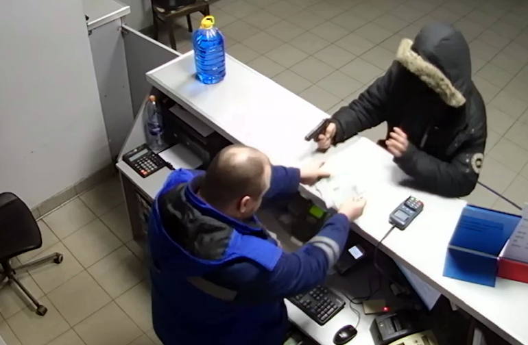 В Брянске заключён под стражу мужчина, совершивший за одну ночь вооружённые нападения на АЗС и киоск