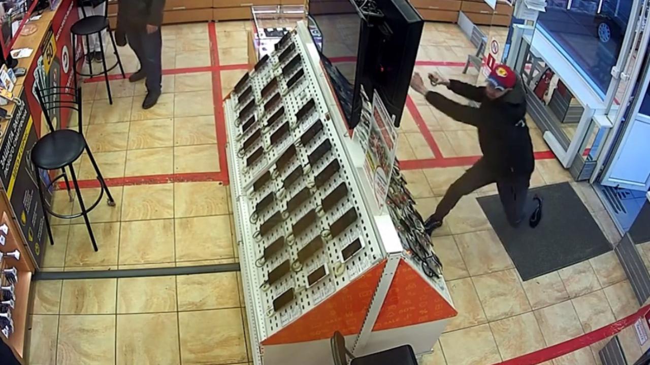 Трое нелегальных мигрантов задержаны за ограбление салонов связи в Санкт-Петербурге и кражу