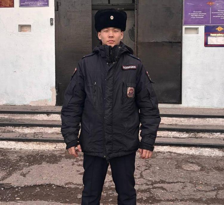 В Республике Тыва участковый уполномоченный полиции помог детям выбраться из горящего дома
