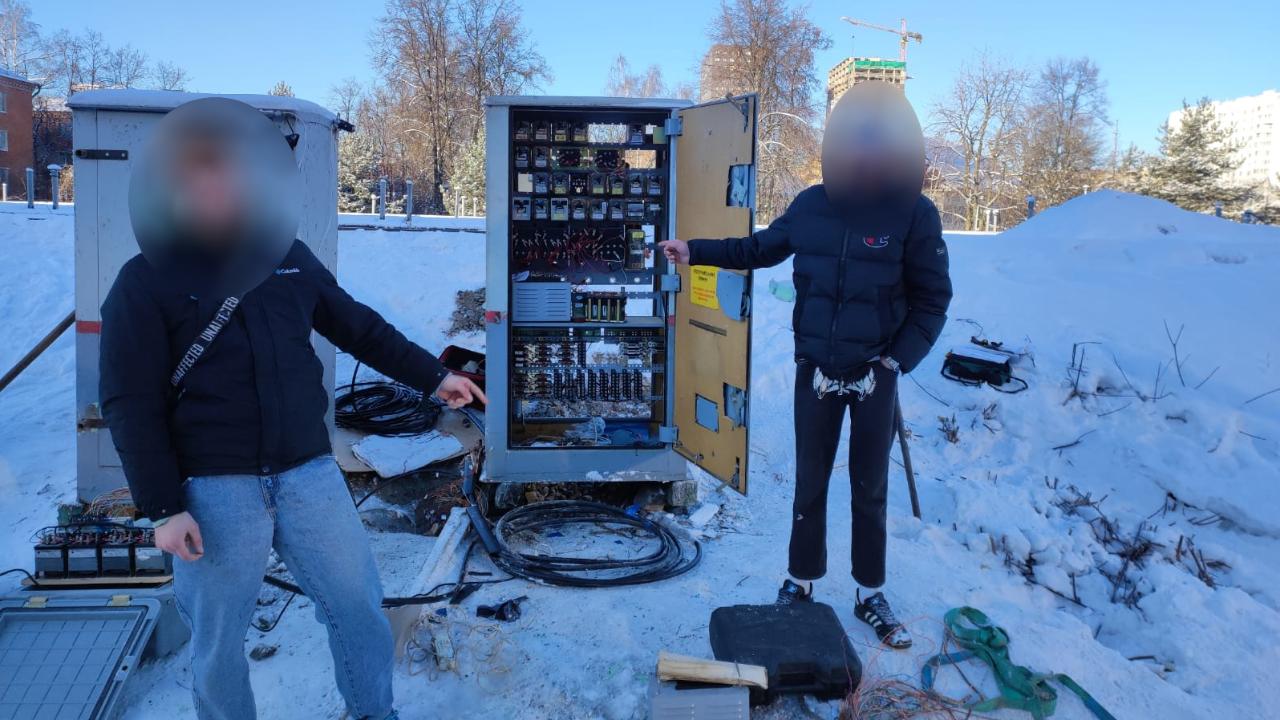 Столичные транспортные полицейские установили двоих подозреваемых в поджоге релейного шкафа
