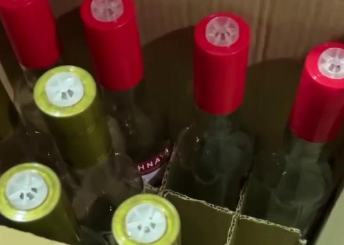 Трое бутлегеров задержаны в Челябинске при перевозке двух тысяч бутылок контрафактной водки