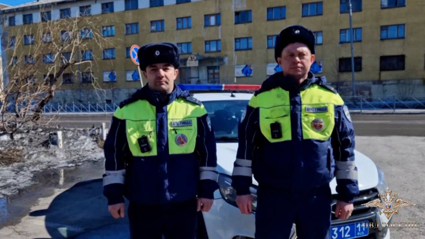 Владимир Колокольцев наградил полицейских, которые помогли жителям эвакуироваться при пожаре
