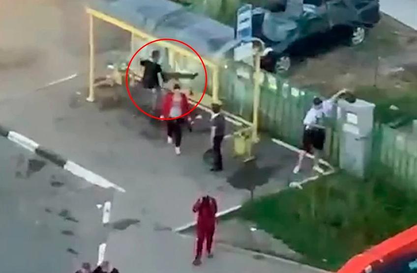 Полицейские Подмосковья задержали злоумышленников, разгромивших автобусную остановку
