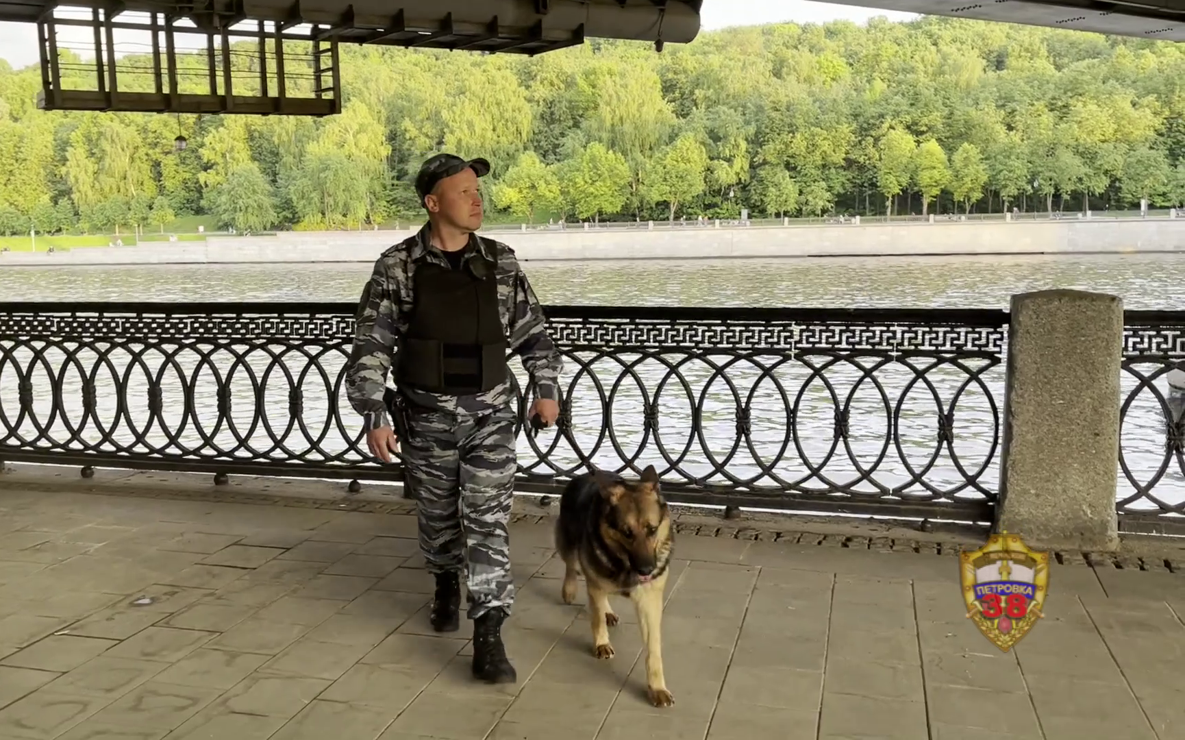В районе Воробьёвых гор полицейский Московского метрополитена спас молодую девушку, упавшую в реку