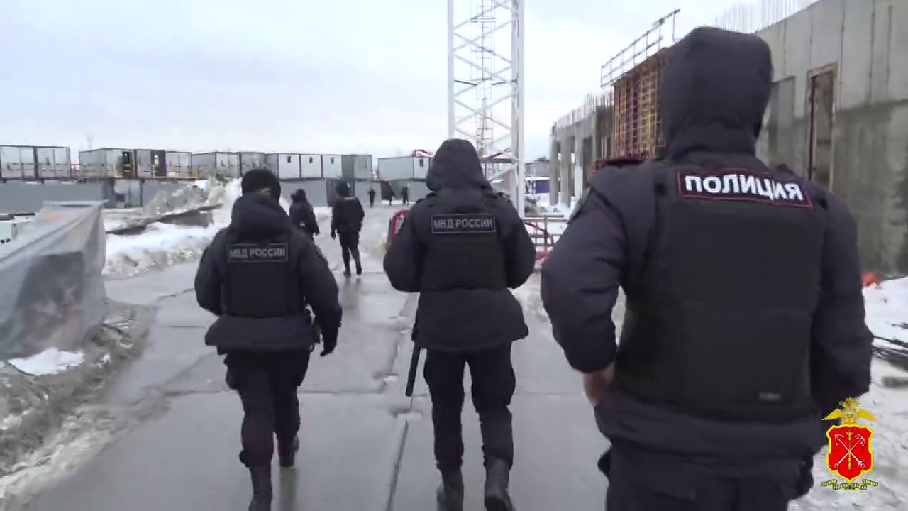 На двух стройплощадках в Санкт-Петербурге полиция выявила среди работников 47 нелегальных мигрантов