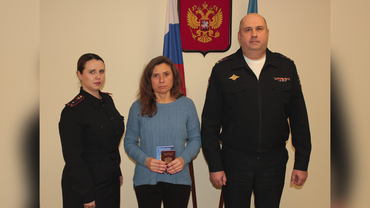 В Астрахани полицейские вручили российский паспорт бывшей политзаключенной гражданке Украины